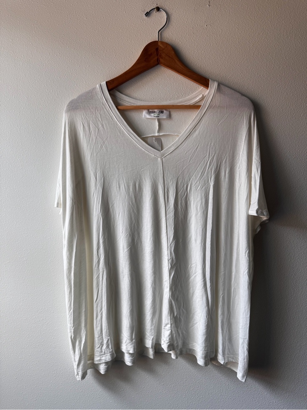 NWT Double Zero Lightweight V-Neck Tee in Cream